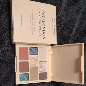 Neutral & Shimmer Eyeshadow Palette - Cream / Blue Tones